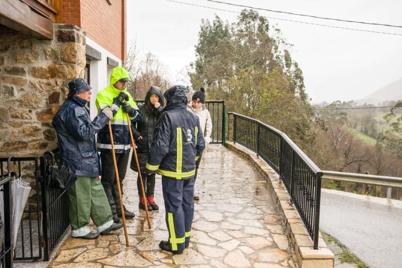 Bomberos del SEPA, Guardia Civil y vecinos del pueblo llanisco de Vibaño buscan a un hombre de 85 años desaparecido desde la tarde del sábado. El hombre, con problemas de memoria, salió a atender a sus gallinas y no regresó a su casa.