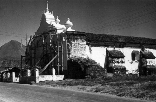 Iglesia de la Asunción de Izalco, con el frontispicio cubierto con andamios.