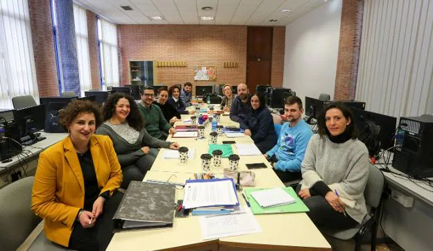 Participantes en la lanzadera de empleo de Avilés en la avenida de Alemania. 