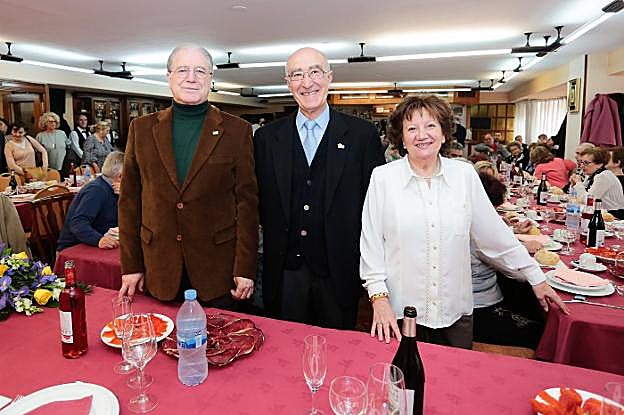 Antonio Merayo, Ricardo González y María del Valle Benítez, al inicio de la comida. 