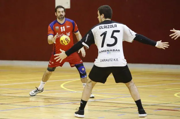 Víctor Álvarez, en un ataque grupista ante Olaizola en el partido disputado en el Brualio García. 