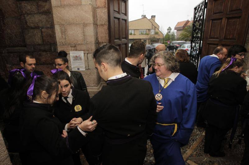 Las intensas lluvias han obligado a suspender las procesiones del Domingo de Ramos en casi todas las localidades de Asturias. Las bendiciones de los ramos se han celebrado en el interior de los templos. 