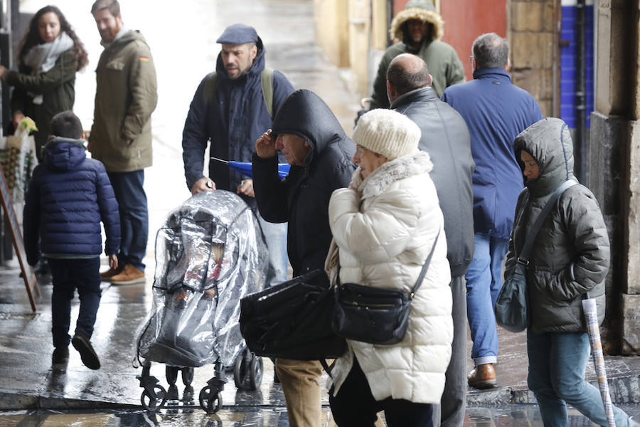 Viesques o Fontaciera son algunas de las zonas que se han visto más afectadas por las intensas precipitaciones caídas este domingo