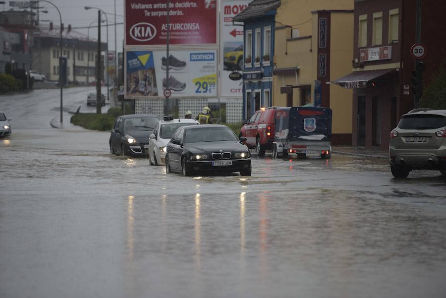 El barrio ovetense de Cerdeño ha sido uno de los más afectados por las intensas lluvias. Efectivos de bomberos se desplazaron hasta la zona para garantizar la seguridad de conductores y vecinos.