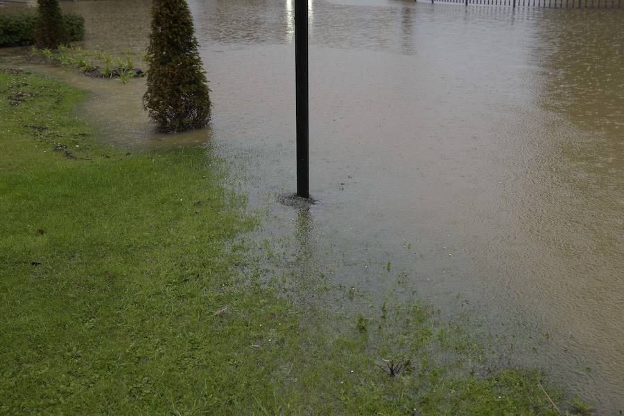 El barrio ovetense de Cerdeño ha sido uno de los más afectados por las intensas lluvias. Efectivos de bomberos se desplazaron hasta la zona para garantizar la seguridad de conductores y vecinos.