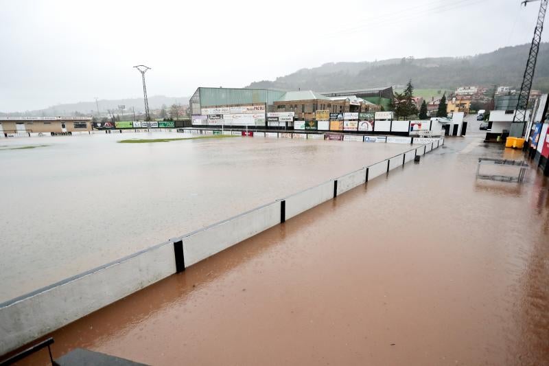Las intensas precipitaciones han inundado varias calles del centro de Villaviciosa y han obligado a suspender el encuentro entre el Lealtad y el Mirandés, ya que el campo está completamente anegado.