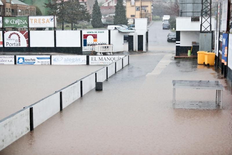 Las intensas y constantes lluvias de este domingo han ocasionado inundaciones en varios puntos del Principado, que ha activado el nivel de prealerta en fase 2