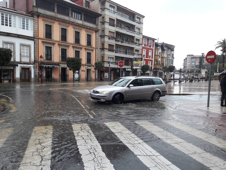 Las intensas precipitaciones han inundado varias calles del centro de Villaviciosa y han obligado a suspender el encuentro entre el Lealtad y el Mirandés, ya que el campo está completamente anegado.