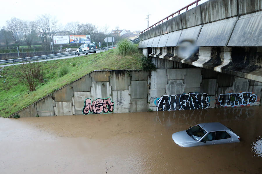 Las intensas y constantes lluvias de este domingo han ocasionado inundaciones en varios puntos del Principado, que ha activado el nivel de prealerta en fase 2