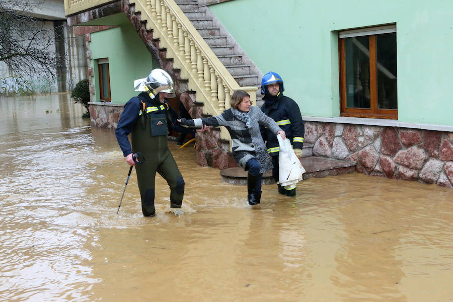 Las intensas y constantes lluvias de este domingo han ocasionado inundaciones en varios puntos del Principado, que ha activado el nivel de prealerta en fase 2