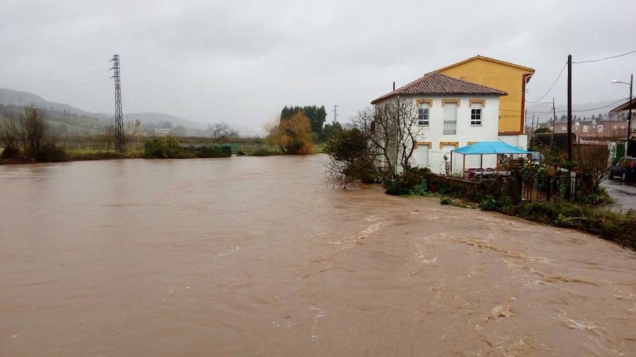 Las intensas y constantes lluvias de este domingo han ocasionado inundaciones en varios puntos del Principado, que ha activado el nivel de prealerta en fase 2