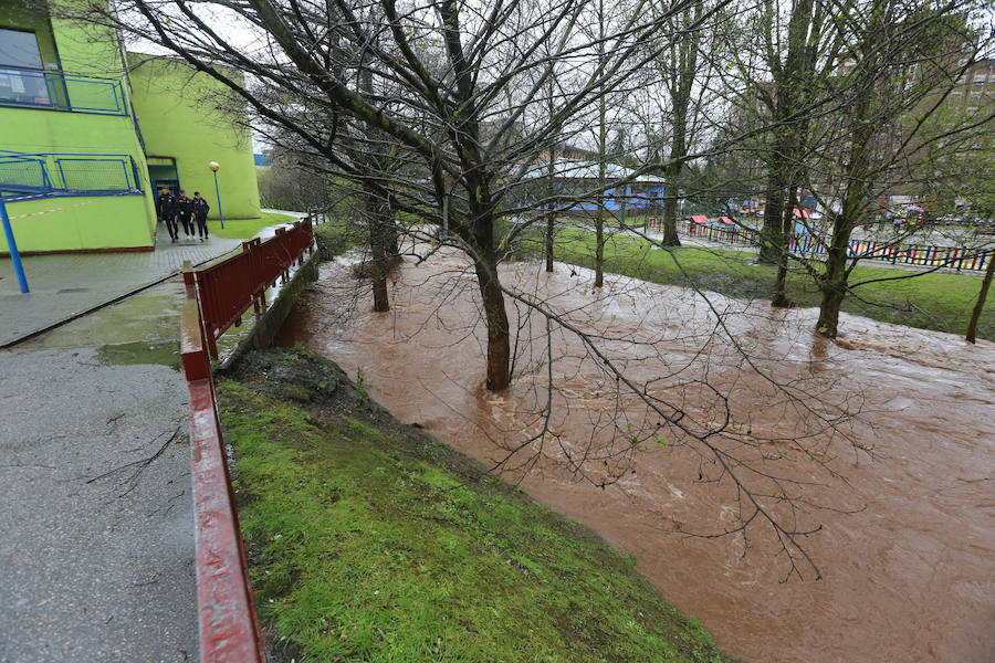 Las intensas y constantes lluvias de este domingo han ocasionado inundaciones en varios puntos del Principado, que ha activado el nivel de prealerta en fase 2