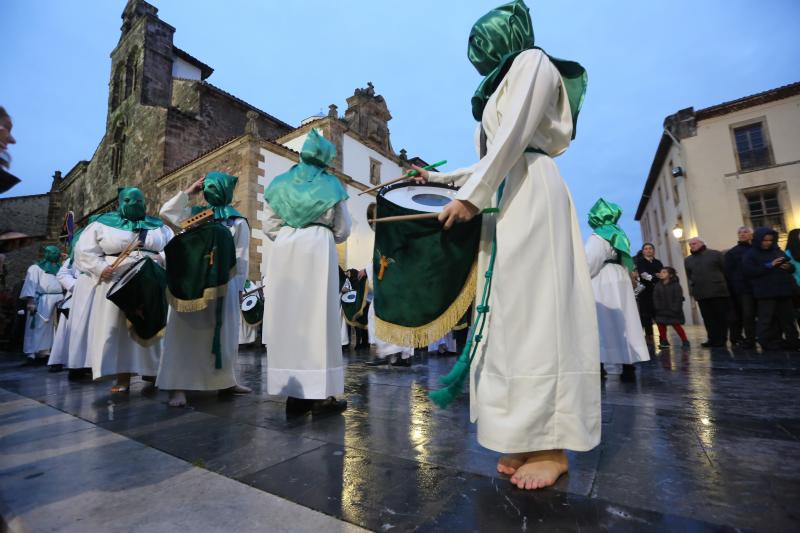 El tiempo permitió salir a la procesión de Jesús Cautivo, primera de la Semana Santa de Avilés de este año, que recorrió el casco histórico