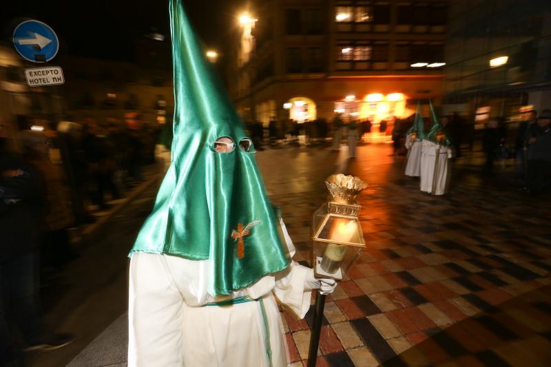 El tiempo permitió salir a la procesión de Jesús Cautivo, primera de la Semana Santa de Avilés de este año, que recorrió el casco histórico