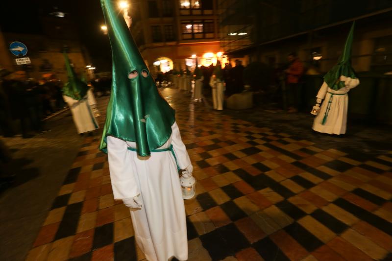 El tiempo permitió salir a la procesión de Jesús Cautivo, primera de la Semana Santa de Avilés de este año, que recorrió el casco histórico