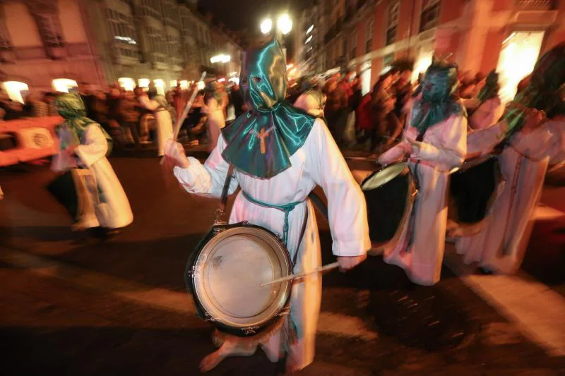 El tiempo permitió salir a la procesión de Jesús Cautivo, primera de la Semana Santa de Avilés de este año, que recorrió el casco histórico