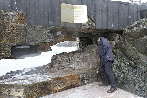 El consejero de Infraestructuras, Fernando Lastra, comprueba los daños en el dique. 