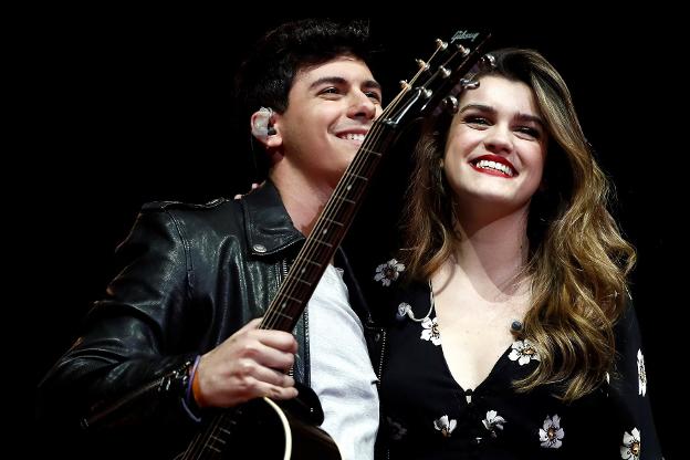 Alfred y Amaia, durante su concierto solidario. 