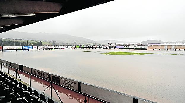 Estado del terreno de juego de Les Caleyes, inundado, en Villaviciosa. 