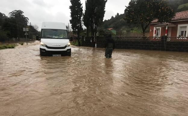 Fontaciera. Una furgoneta circula con dificultad por la carretera principal totalmente inundada por las intensas lluvias caídas a lo largo de todo el fin de semana. 