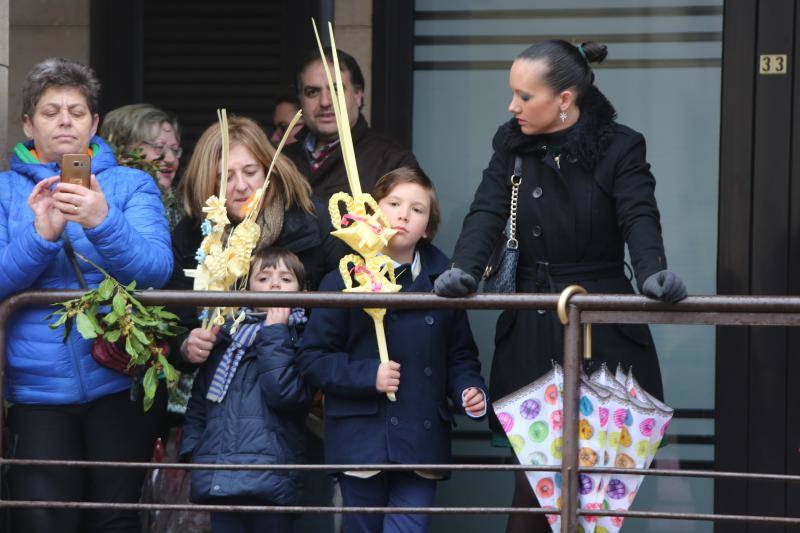 Las intensas lluvias han obligado a suspender las procesiones del Domingo de Ramos en casi todas las localidades de Asturias. Las bendiciones de los ramos se han celebrado en el interior de los templos. 