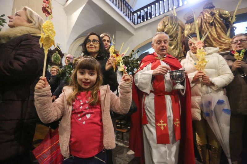 Las intensas lluvias han obligado a suspender las procesiones del Domingo de Ramos en casi todas las localidades de Asturias. Las bendiciones de los ramos se han celebrado en el interior de los templos. 