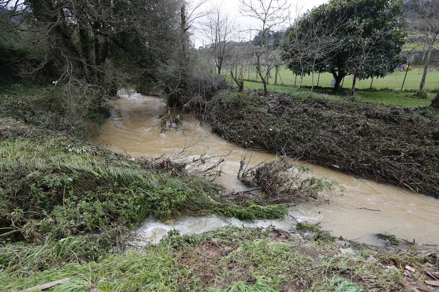 El barrio gijonés fue uno de los más afetados por las intensas lluvias caídas el domingo. Los vecinos piden que se limpie el río Pinzales para evitar que se vuelvan a repetir situaciones así