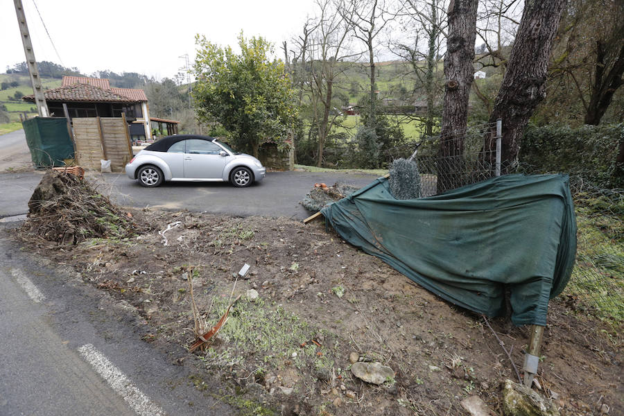 El barrio gijonés fue uno de los más afetados por las intensas lluvias caídas el domingo. Los vecinos piden que se limpie el río Pinzales para evitar que se vuelvan a repetir situaciones así