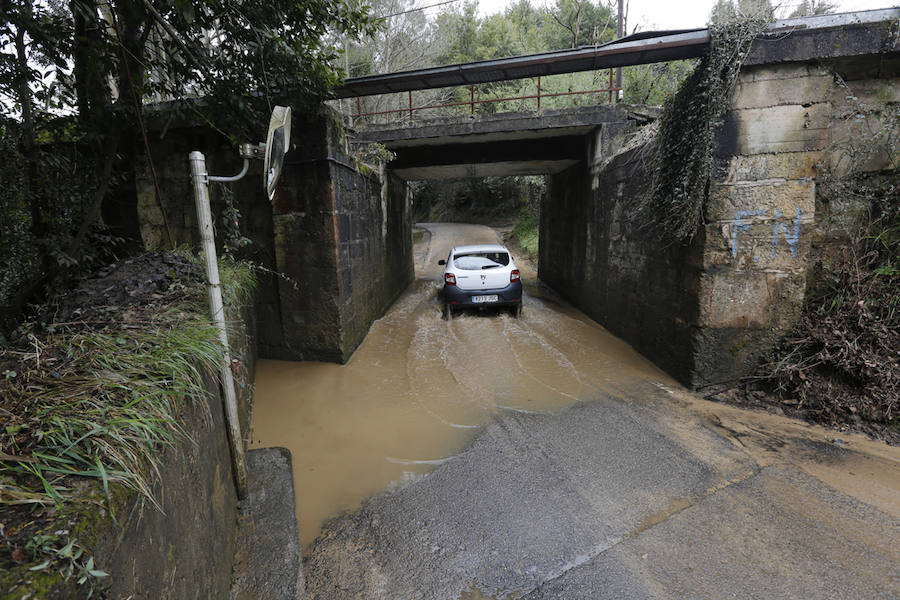 El barrio gijonés fue uno de los más afetados por las intensas lluvias caídas el domingo. Los vecinos piden que se limpie el río Pinzales para evitar que se vuelvan a repetir situaciones así