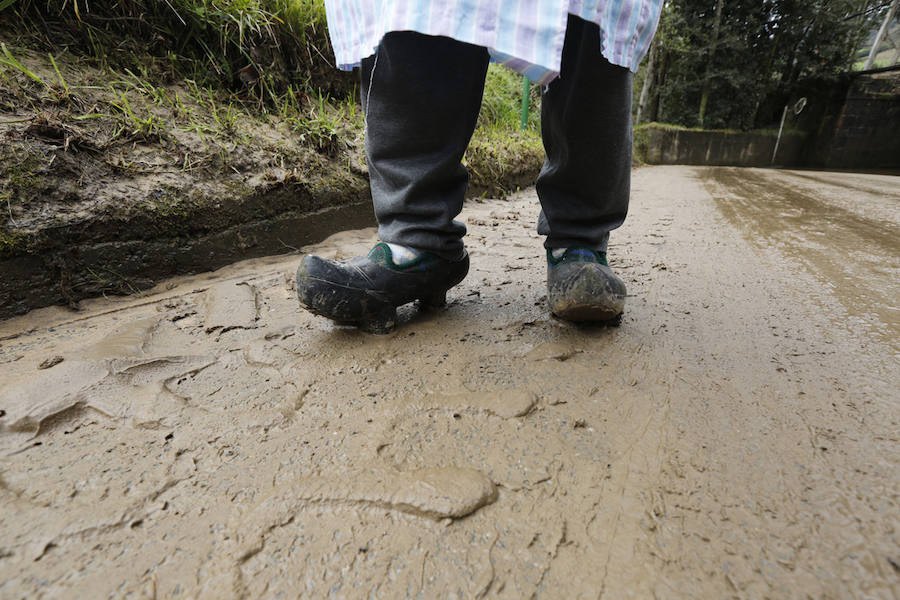 El barrio gijonés fue uno de los más afetados por las intensas lluvias caídas el domingo. Los vecinos piden que se limpie el río Pinzales para evitar que se vuelvan a repetir situaciones así