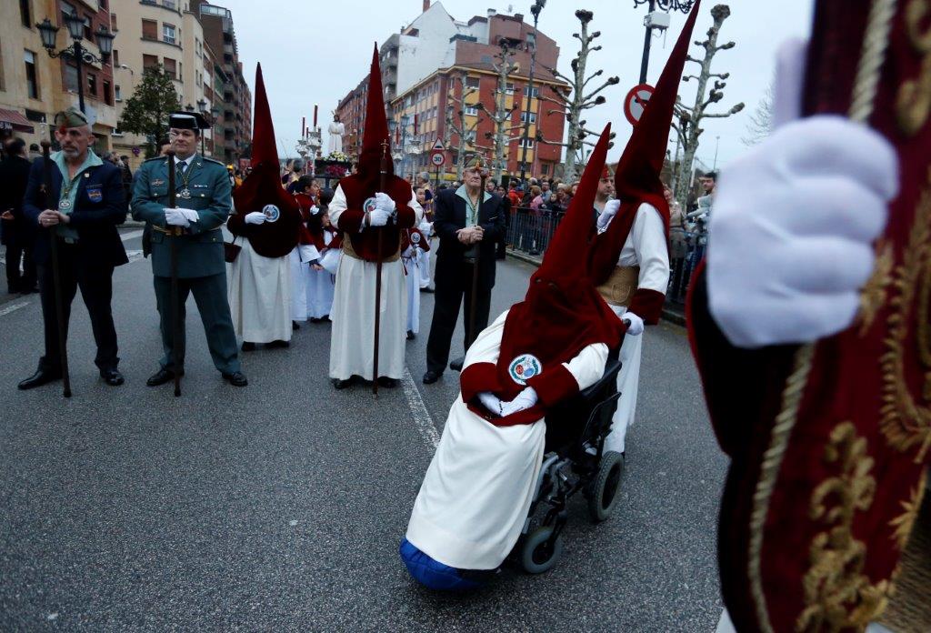 Cofrades y fieles procesionaron con la imagen por las calles de la capital asturiana