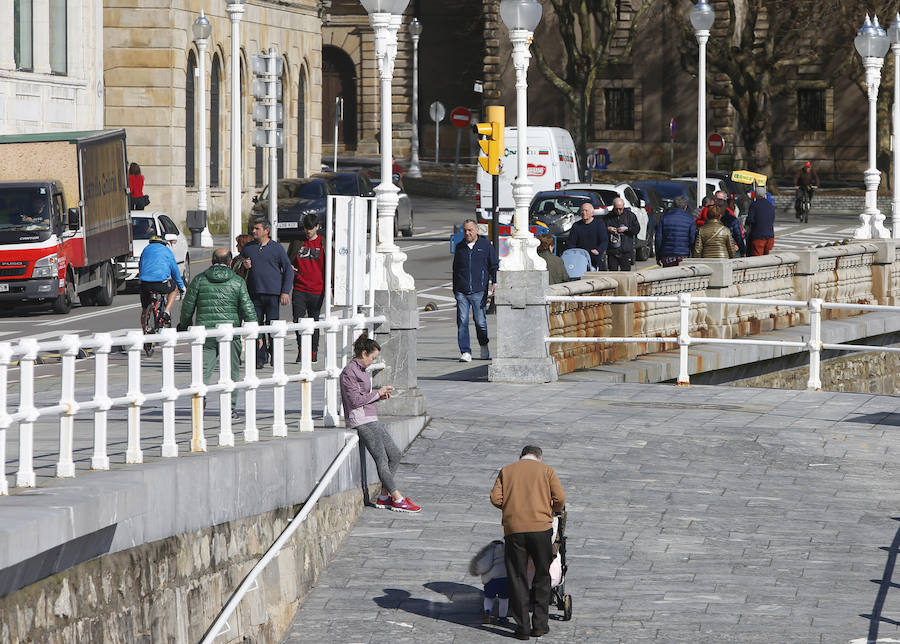 Fotos: El buen tiempo llena las calles de Asturias