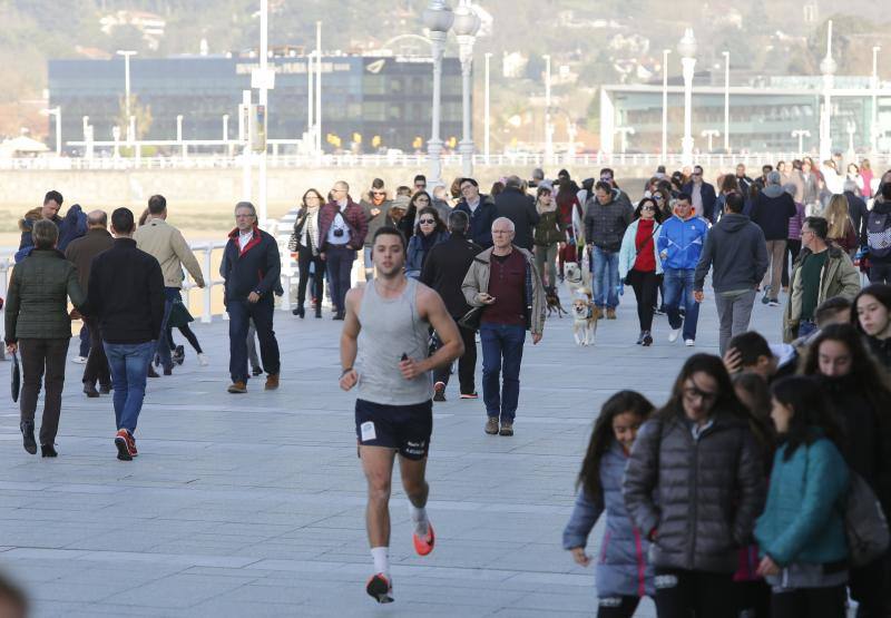 Fotos: El buen tiempo llena las calles de Asturias