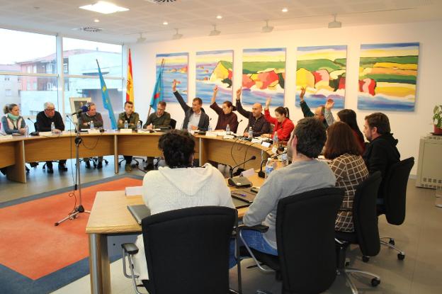 Los concejales del PSOE de Gozón votan a favor de los presupuestos elaborados para este ejercicio . 