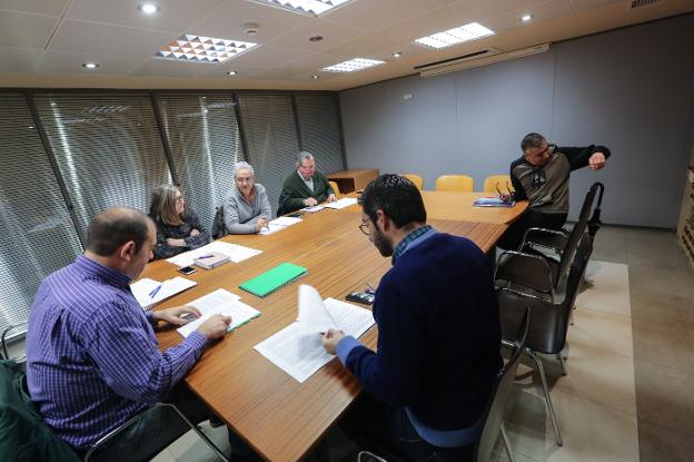 La reunión de la comisión que analiza el reglamento municipal. 