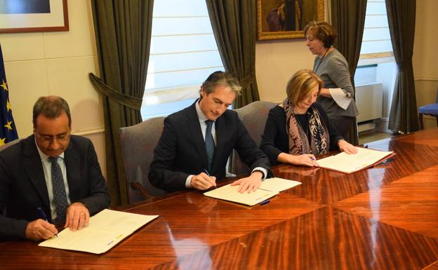 El consejero de Infraestructuras, el ministro de Fomento y la alcaldesa de Avilés en la firma de los protocolos. 