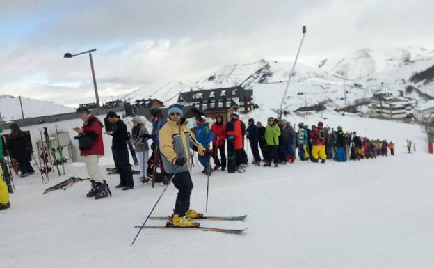 En la estación de Valgrande Pajares también hay una gran afluencia de esquiadores