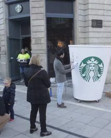 Imagen secundaria 2 - Horas de cola en Oviedo por un café del Starbucks