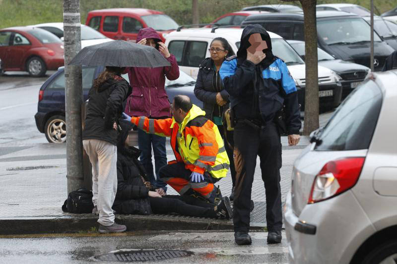 El accidente tuvo lugar en la calle Les Cigarreres y uno de los vehículos se subió a la acera estrellándose junto a un portal, aunque no hay que lamentar heridos.