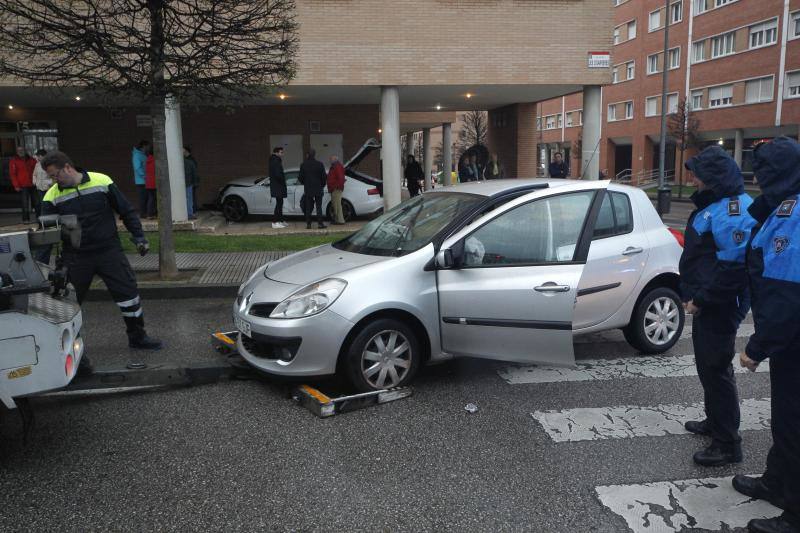 El accidente tuvo lugar en la calle Les Cigarreres y uno de los vehículos se subió a la acera estrellándose junto a un portal, aunque no hay que lamentar heridos.