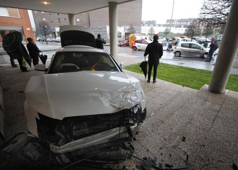 El accidente tuvo lugar en la calle Les Cigarreres y uno de los vehículos se subió a la acera estrellándose junto a un portal, aunque no hay que lamentar heridos.