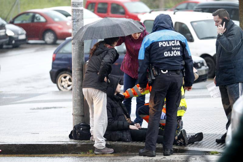 El accidente tuvo lugar en la calle Les Cigarreres y uno de los vehículos se subió a la acera estrellándose junto a un portal, aunque no hay que lamentar heridos.