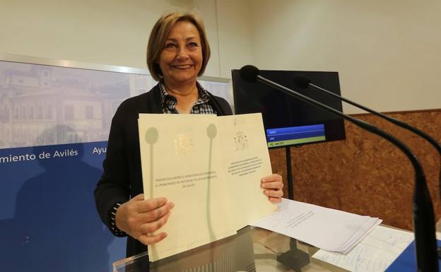 La alcaldesa muestra los acuerdos firmados con el Ministerio de Fomento. 