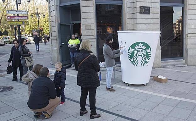 Imagen. Algunos curiosos en el exterior del nuevo establecimiento.