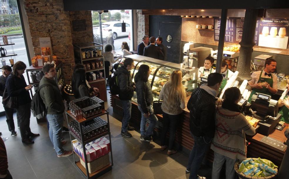 Colas de dos horas para tomar un café en el Starbucks de Oviedo