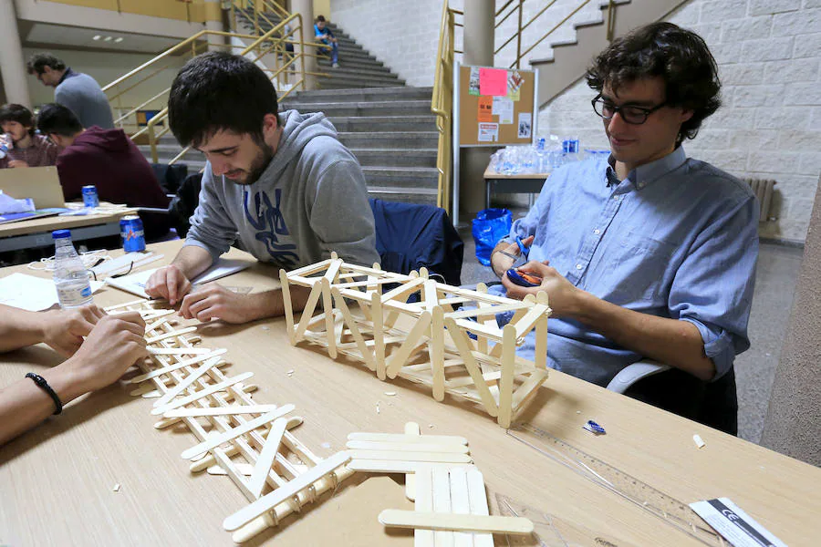 Diez grupos de alumnos tuvieron que construir su grúa con 300 palillos de médico, seis barras de silicona para unirlos, y una lámina de madera destinada a actuar como base. El equipo ‘Los Panoyus’ resultó ganador tras soportar su estructura una carga de 24,1 kilos. 