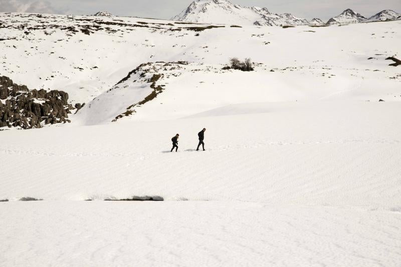 La preciosa estampa que ofrece estos días el paraje protegido atrae a multitud de turistas y provoca colas