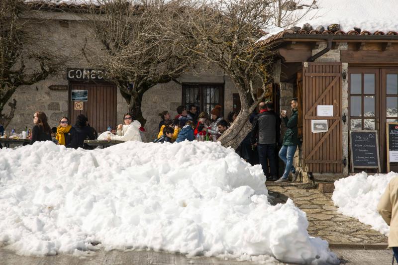 La preciosa estampa que ofrece estos días el paraje protegido atrae a multitud de turistas y provoca colas