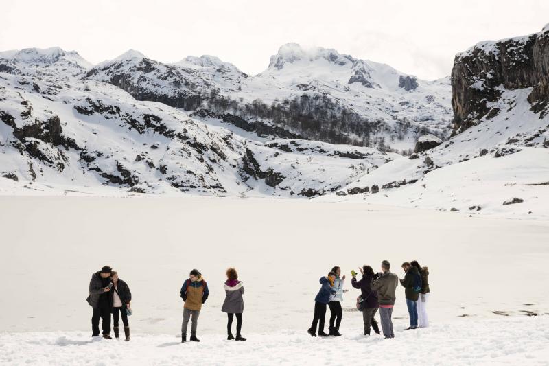 La preciosa estampa que ofrece estos días el paraje protegido atrae a multitud de turistas y provoca colas