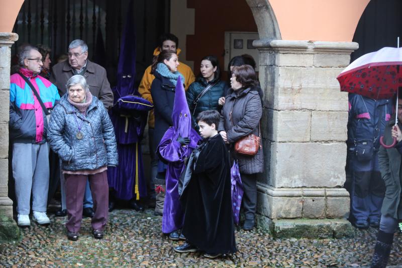 La lluviaobliga a suspender la procesión del Encuentro, la más importante de la Semana Santa Avilesina. Solo se ha celebrado un pequeño acto de la cofracía Nuestro Padre Jesús de Galiana en la capilla y el sermón del arzobispo Jesús Sanz Montes en San Nicolás